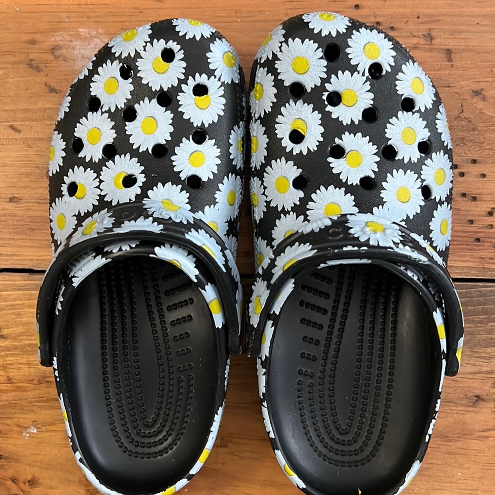 CROCS. DAISY DESIGN